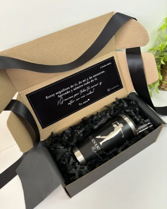 Regalo personalizado para hombre con caja personalizada y termo personalizado con diseño de golfista, mensaje en español y lazo negro: el obsequio ideal para amantes del golf.