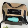 Caja regalo con Kit termo clásico grande 890ml (vaso verde azulado), lazo negro, tarjeta de felicitación para Psíc. Nicole Castro, en una caja chica personalizada.