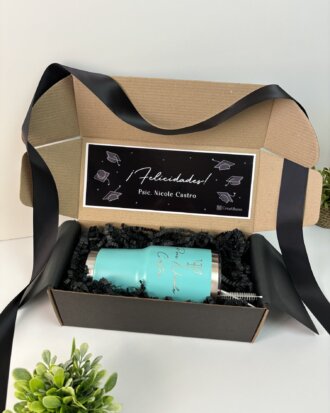 Caja regalo con Kit termo clásico grande 890ml (vaso verde azulado), lazo negro, tarjeta de felicitación para Psíc. Nicole Castro, en una caja chica personalizada.
