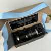 Un kit termo clásico grande 890ml en caja chica con cinta azul y mensaje de agradecimiento personalizado en la tapa interior.