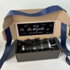 Kit termo clásico grande 890ml y caja chica: incluye caja con lazo azul personalizado, vaso térmico y tarjeta “Feliz día del padre” sobre papel negro, ideal para regalar en celebraciones especiales.