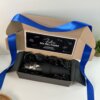Caja de regalo personalizada para el Día del Padre con un termo personalizado, un lazo azul y una tarjeta "Feliz Día del Padre", perfecta como regalo del día del padre.
