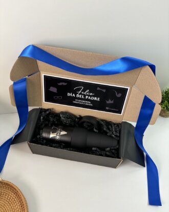 Caja de regalo personalizada para el Día del Padre con un termo personalizado, un lazo azul y una tarjeta "Feliz Día del Padre", perfecta como regalo del día del padre.