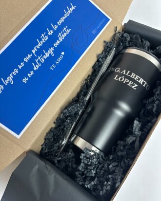 Regalo de graduación termos personalizados: vaso negro con nombre personalizado (ING. ALBERTO LÓPEZ), caja de regalo, tarjeta y relleno de papel picado, ideal para celebrar logros especiales.