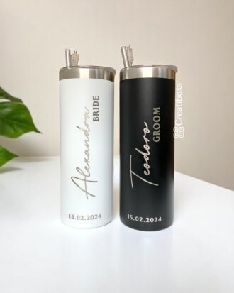 Dos termos personalizados para boda, con etiquetas Bride y Groom, nombres y fecha 15.02.2024 sobre superficie blanca: perfectos regalos de boda para parejas que desean recordar su día especial.