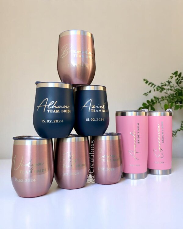 Termos apilables personalizados para boda en rosa y azul marino, personalizados con los nombres y las fechas de la boda: recuerdos de boda perfectos.