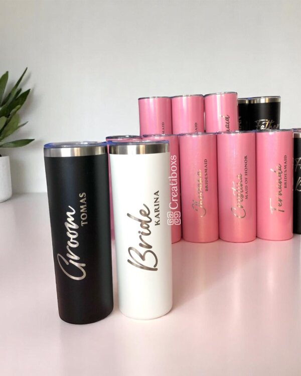 Los termos personalizados para boda se exhiben en una mesa, lo que los convierte en regalos de boda perfectos para su día especial.