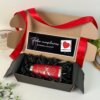 El kit termo clásico 590ml y caja chica personalizada como regalo de feliz cumpleaños incluye un termo rojo, papel picado negro, un listón rojo y una tarjeta de cumpleaños: un set de regalo personalizado ideal para celebraciones especiales.