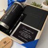 Kit regalo corporativo termo clásico 590ml, libreta y bolígrafo personalizados con tarjeta para Alejandro, presentado sobre una superficie blanca.