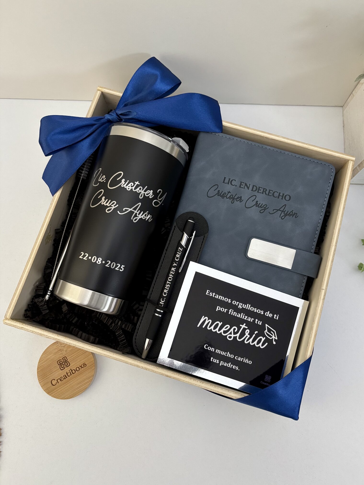 El Kit regalo corporativo termo clásico 590ml, libreta broche magnético y bolígrafo personalizado con tarjeta es el regalo perfecto para un graduado en derecho.