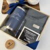 Kit regalo corporativo con termo clásico 590ml, libreta con broche magnético, bolígrafo personalizado y tarjeta.