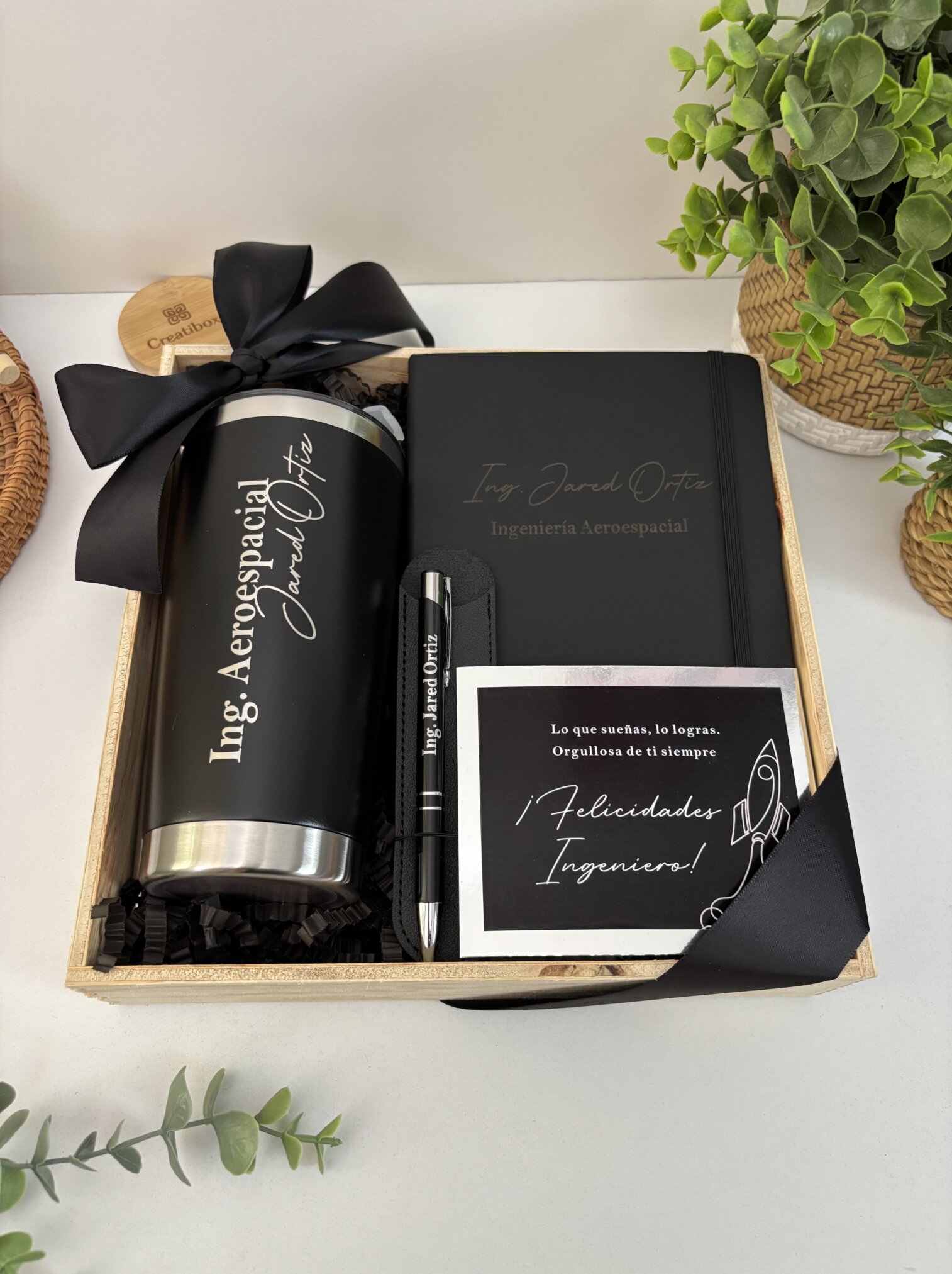 Kit regalo corporativo con termo clásico 590ml, libreta y bolígrafo personalizado, más una tarjeta con mensaje de ingeniería y cohete; perfecto como detalle empresarial distintivo.