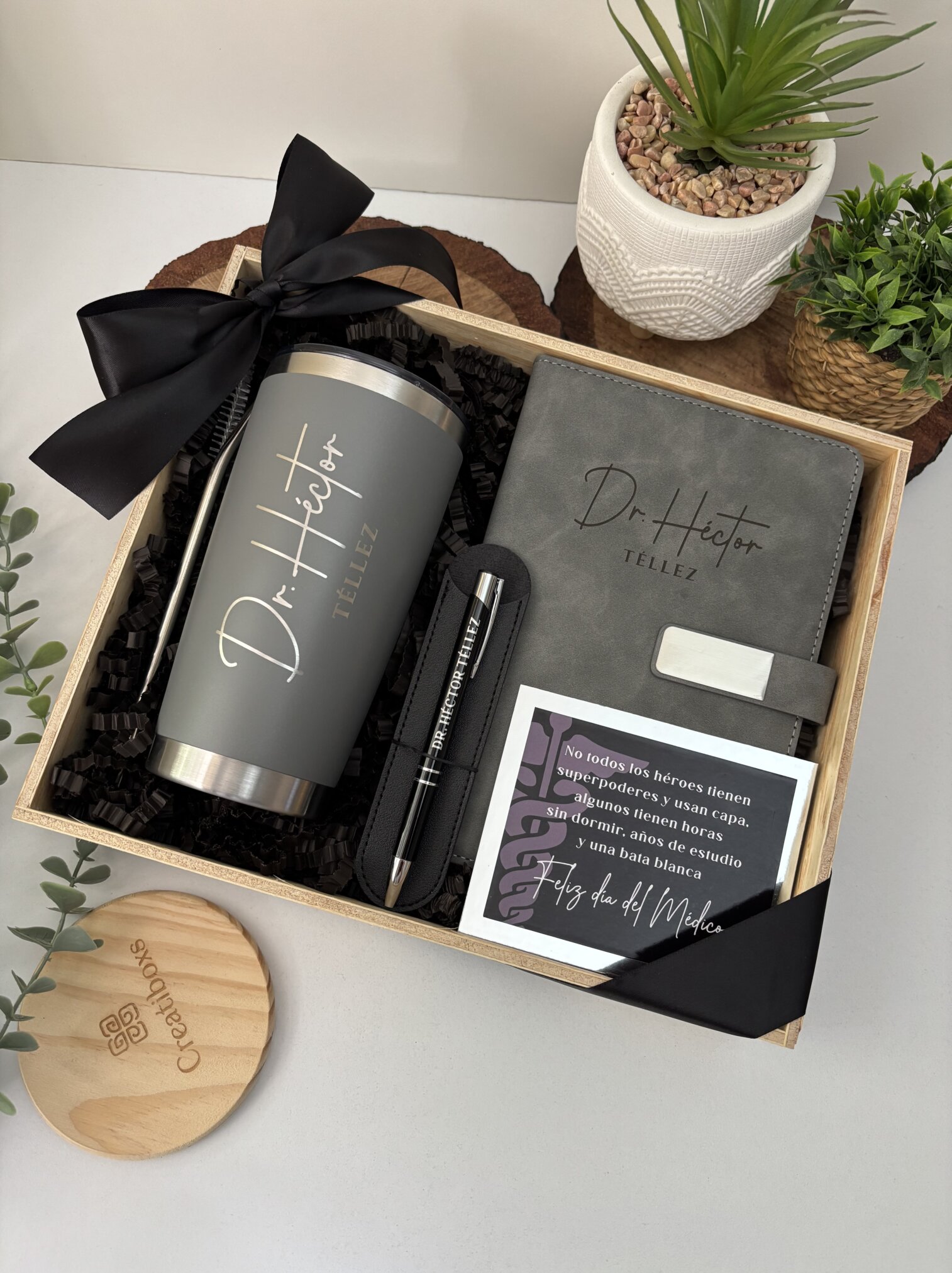 Kit regalo corporativo con termo clásico 590ml, libreta de broche magnético y bolígrafo personalizado con tarjeta, todo etiquetado Dr. Héctor Tellez.