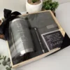 El Kit regalo corporativo incluye un termo clásico de 590ml, libreta con broche magnético, bolígrafo personalizado y tarjeta, todo presentado en una elegante caja de madera decorada con cinta negra.