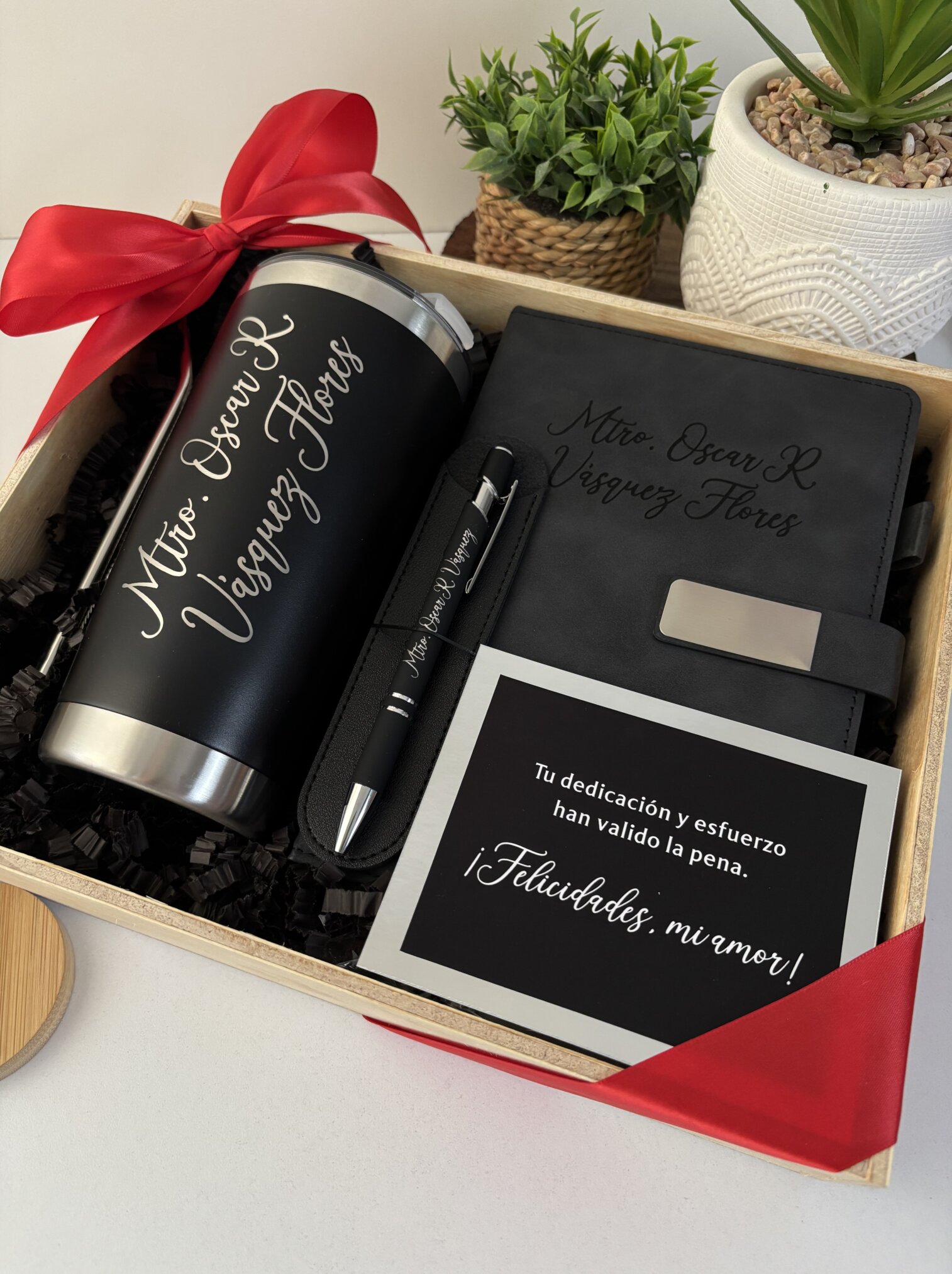 Sleek Kit regalo corporativo con termo clásico 590ml, libreta broche magnético, bolígrafo personalizado y tarjeta, ideal para regalos empresariales con estilo.