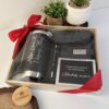 Kit regalo corporativo: termo clásico 590ml, libreta con broche magnético, bolígrafo personalizado y tarjeta, todo en una caja para un obsequio elegante y práctico.