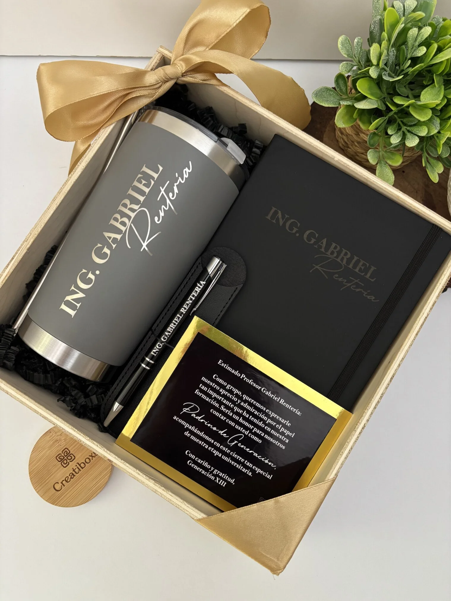 Elegante kit regalo corporativo: termo clásico 590ml, libreta y bolígrafo personalizados con tarjeta. Incluye bolígrafo, llavero, planta y todo personalizado a nombre de Ing. Gabriel Renteria. Gabriel Renteria. El detalle perfecto para cualquier ocasión profesional.