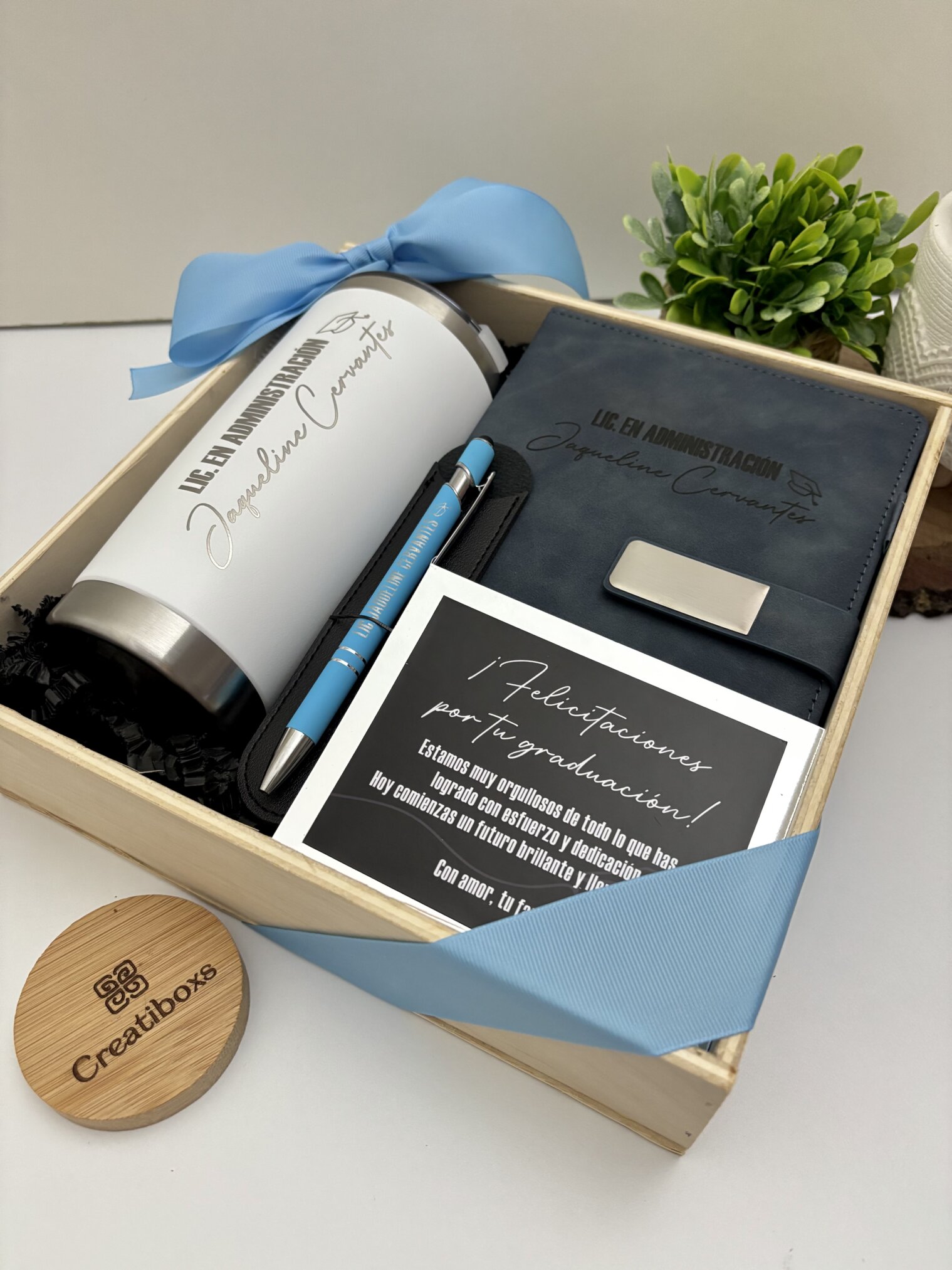 Kit regalo corporativo: termo clásico 590ml, libreta con broche magnético y bolígrafo personalizado con tarjeta, presentado en caja decorativa-ideal para regalar en un entorno profesional.