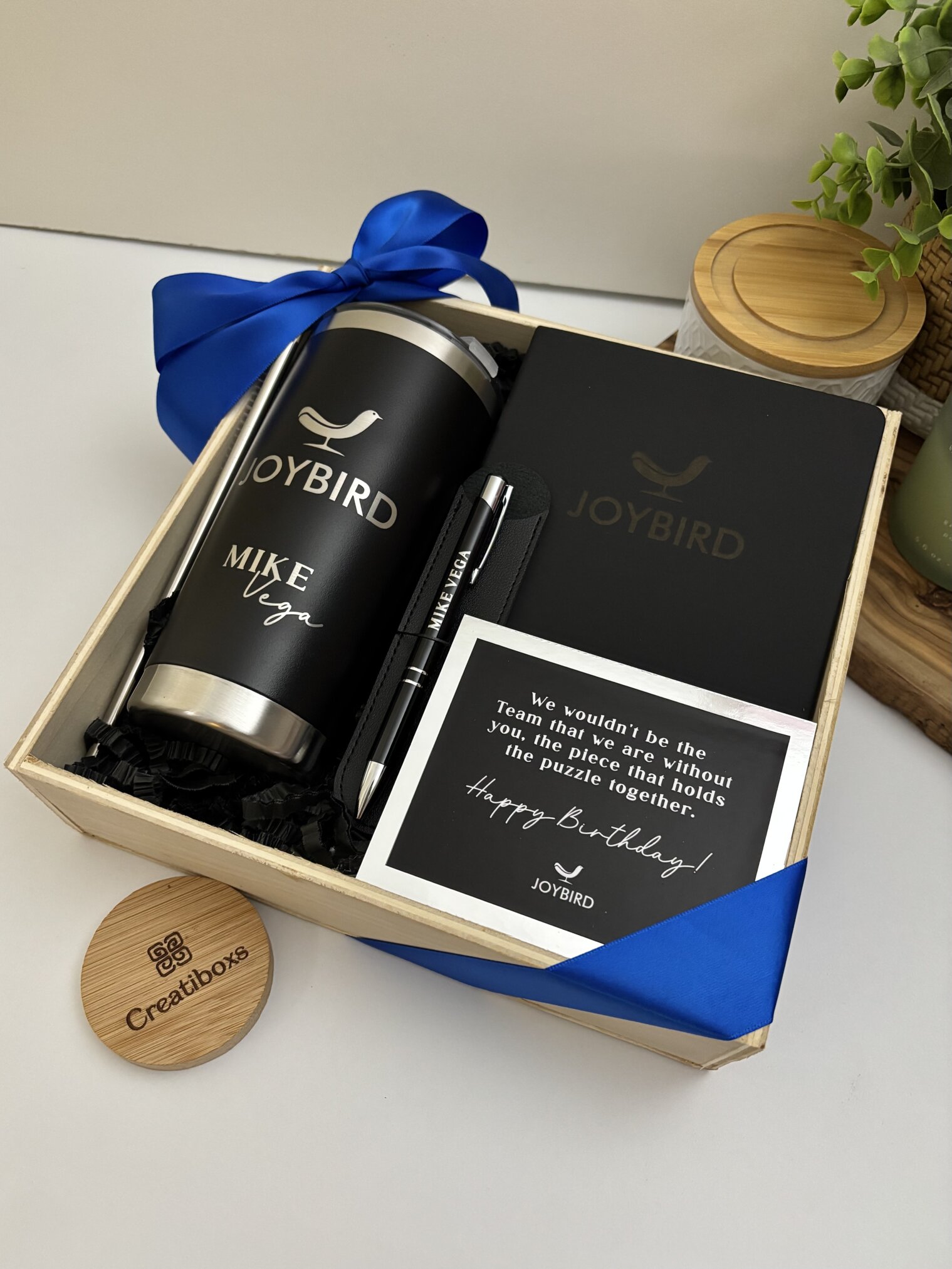 El Kit regalo corporativo incluye un termo clásico de 590 ml, un cuaderno y un bolígrafo personalizados, además de una tarjeta, todo ello con la marca JOYBIRD y en un bonito envoltorio. Perfecto para causar una impresión duradera como regalo corporativo.