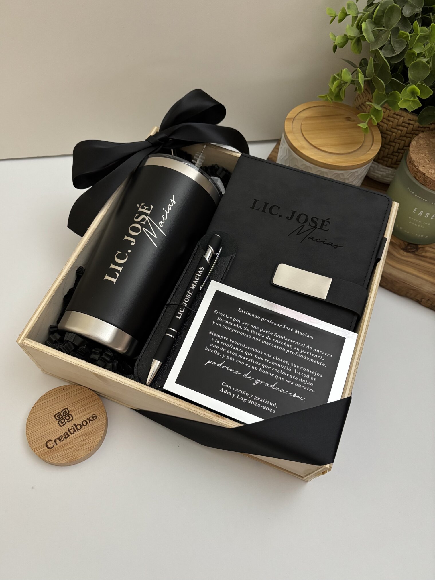 Elegante kit regalo corporativo con termo clásico 590ml, libreta con broche magnético, bolígrafo personalizado y tarjeta, todo marcado LIC. JOSÉ.
