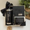 Kit regalo corporativo con termo clásico 590ml, libreta con broche magnético, bolígrafo personalizado y tarjeta, ideal para obsequios empresariales.