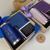 Kit regalo corporativo con termo clásico 590ml, libreta y bolígrafo personalizado y tarjeta, disponible en azul o rosa, cada uno decorado con listón. Perfecto para sorprender y alegrar cualquier ocasión especial.