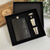 El Set licorera personalizada de acero inoxidable 236ml 8oz con accesorios incluye un frasco, dos vasos shots y un embudo en caja, ideal para regalar.