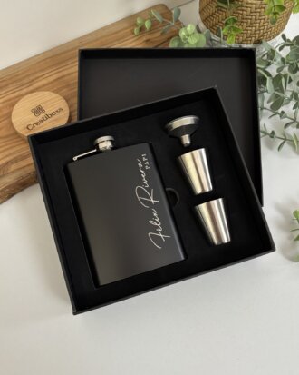 El Set licorera personalizada de acero inoxidable 236ml 8oz con accesorios incluye un frasco, dos vasos shots y un embudo en caja, ideal para regalar.