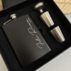 Este Set licorera personalizada de acero inoxidable 236ml 8oz con accesorios incluye una licorera negra grabada con Alex Rivers, dos vasos metálicos y un embudo, todo en resistente acero inoxidable y presentado en una elegante caja de regalo.