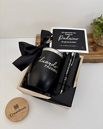 Kit regalo personalizado termo 360ml y bolígrafo personalizado con tarjeta presentado en caja junto a un notebook e invitación, sobre superficie blanca.