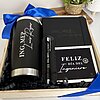 Elegante estuche de regalo corporativo que incluye el Kit regalo corporativo: termo clásico de 590 ml, libreta y bolígrafo personalizados, además de una tarjeta Feliz día del Ingeniero, todo ello decorado con un lazo azul.
