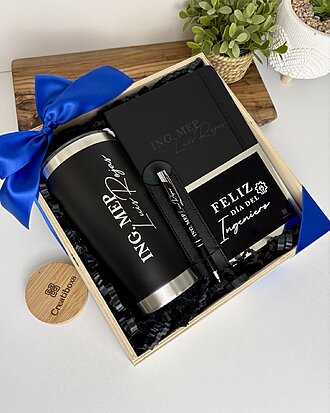 Sorprende a tu equipo con el Kit regalo corporativo: termo clásico 590ml, libreta y bolígrafo personalizados, tarjeta y caja elegante-el detalle perfecto para celebrar el Día del Ingeniero.