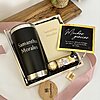 Kit regalo personalizado con termo 590ml, mini libreta, bombones y tarjeta de agradecimiento, todo presentado en una bandeja de madera.