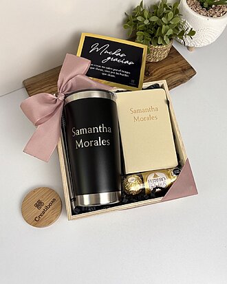 Kit regalo personalizado termo 590ml y mini libreta con chocolates y tarjeta, todo personalizado para Samantha Morales.