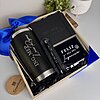Kit regalo corporativo: termo clásico 590ml, libreta y bolígrafo personalizado con tarjeta, decorado con un gran lazo azul.