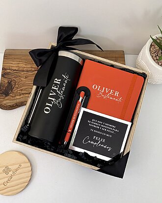 Kit regalo corporativo termo delgado 590ml, libreta y bolígrafo personalizados con tarjeta, todos grabados con el nombre Oliver Bustamante.