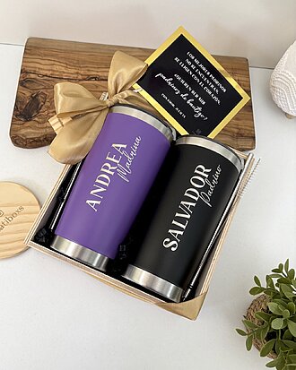 Kit para padrinos dos termos 590ml (uno morado y uno negro), en caja de regalo con listón dorado, tarjeta y base.