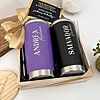 El Kit para padrinos dos termos 590ml con tarjeta y base incluye dos termos personalizados (uno morado "Andrea" y uno negro "Salvador"), tarjeta y base-un regalo ideal para padrinos.