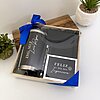 Kit regalo corporativo: termo clásico 590ml, libreta y bolígrafo personalizados, más tarjeta con "Feliz Día del Ingeniero", decorado con elegante lazo azul.