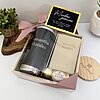 Kit regalo personalizado termo 590ml y mini libreta con chocolates y tarjeta, decorado con cinta rosa y detalles de plantas.