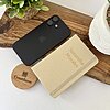 IPhone negro, mini libreta personalizada lisa con elástico beige marcada Samantha Morales y planta sobre bandeja de madera con portavasos Creatiboxs.