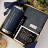 Kit regalo corporativo con termo clásico 590ml, libreta con broche magnético, bolígrafo personalizado y tarjeta.