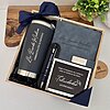 Kit regalo corporativo con termo clásico 590ml, libreta con broche magnético, bolígrafo personalizado y tarjeta, ideal para graduados en administración de empresas.