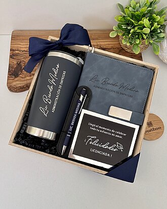 Kit regalo corporativo con termo clásico 590ml, libreta con broche magnético, bolígrafo personalizado y tarjeta, ideal para graduados en administración de empresas.