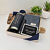 kit regalo corporativo: termo clásico 590ml, libreta con broche magnético y bolígrafo personalizado con tarjeta, todo presentado en elegante bandeja de madera.
