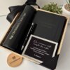 El Kit regalo termo digital liso 500ml incluye una libreta y bolígrafo personalizado con tarjeta, ideal para sorprender en cualquier ocasión especial.