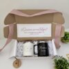 Abre el Kit termo taza 360ml x2 y caja chica personalizada, que incluye dos tazas térmicas, un lazo rosa y una tarjeta en español con la pregunta "¿Seréis mis testigos?.