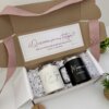 Kit termo taza 360ml x2 y caja chica personalizada con listón rosa, incluye dos velas personalizadas, nota "¿Quisieran ser mis testigos?" y espacio opcional para añadir un termo taza.