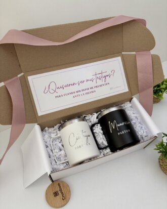 Kit termo taza 360ml x2 y caja chica personalizada con listón rosa, incluye dos velas personalizadas, nota "¿Quisieran ser mis testigos?" y espacio opcional para añadir un termo taza.
