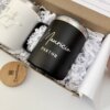 El Kit termo taza 360ml x2 y caja chica personalizada incluye dos tazas personalizadas, etiquetadas Cintia PASTORA y Mauricio PASTOR, presentadas en una elegante caja personalizada con papel picado.